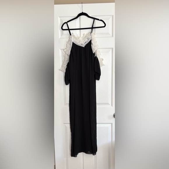 Black and White Lace Off-Shoulder Dress - Picture 4 of 5